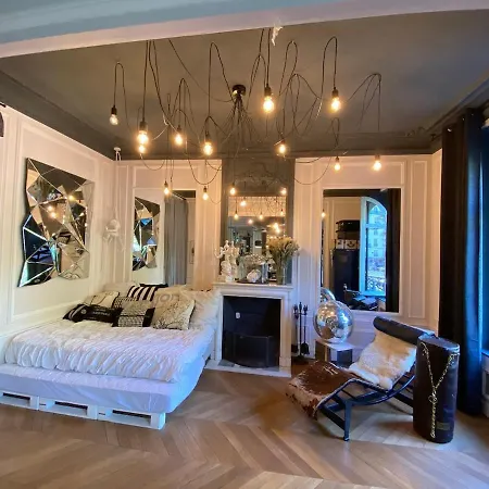 Large Boheme Creative Flat Below Montmartre