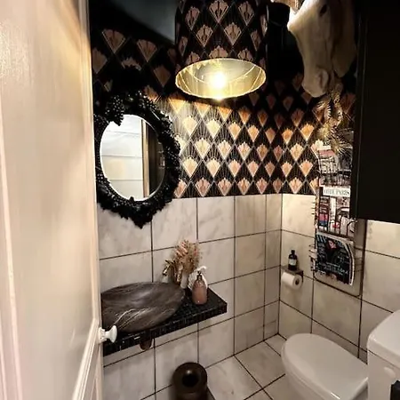 아파트 Large Boheme Creative Flat Below Montmartre *