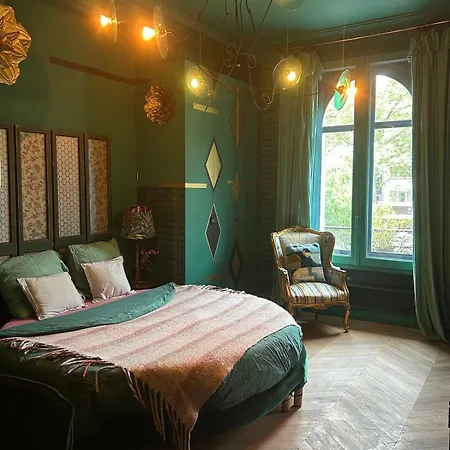 Large Boheme Creative Flat Below Montmartre