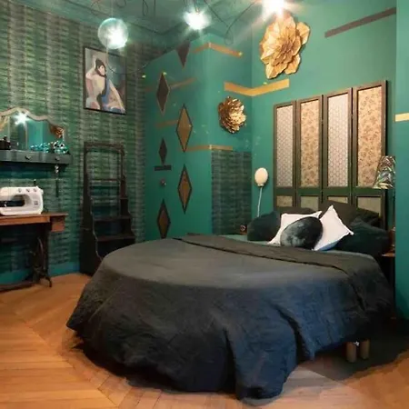 Large Boheme Creative Flat Below Montmartre Apartment